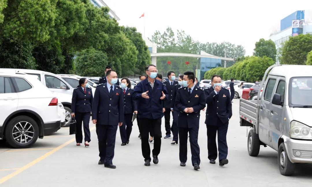 程力汽車集團負責人與隨州稅務(wù)局考察工業(yè)園