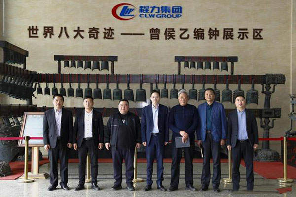 在程力汽車集團(tuán)總部迎賓大廳，雙方代表觀摩世界八大奇跡編鐘后合影紀(jì)念